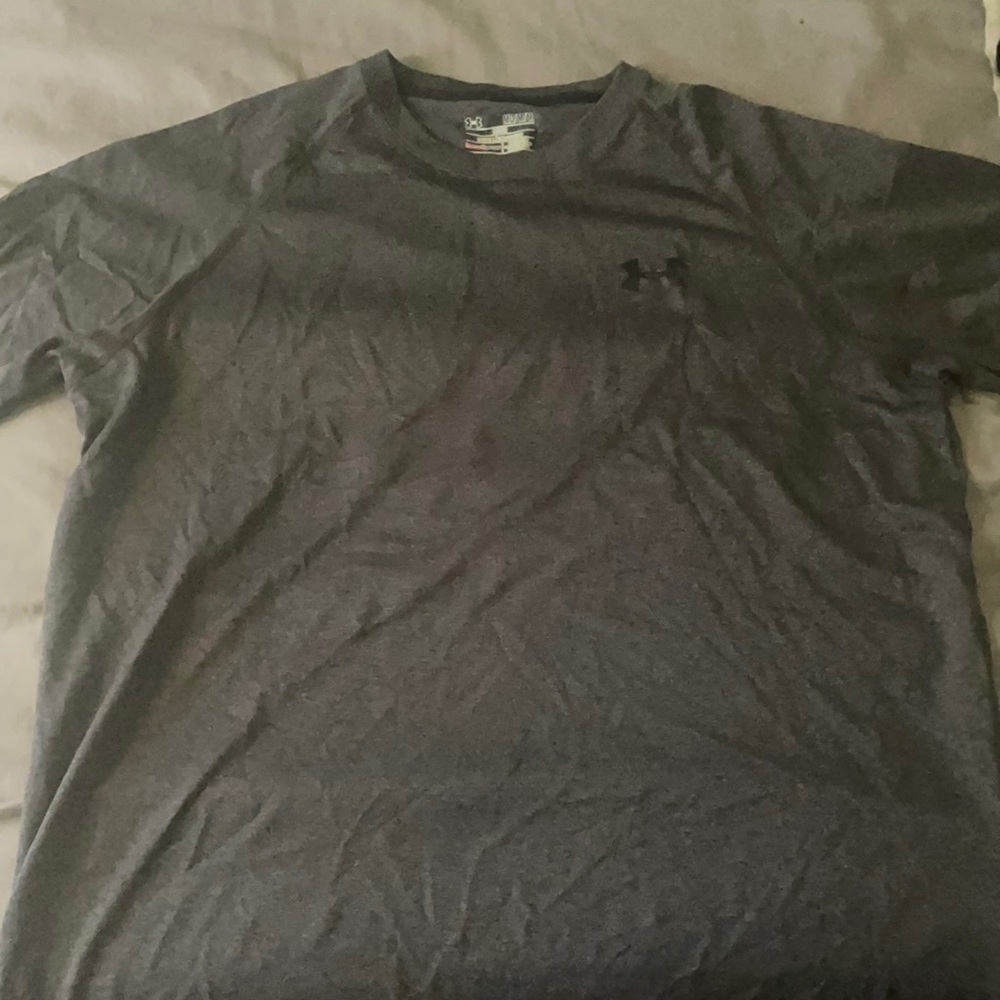 Men’s grey loose fit UA shirt (M)